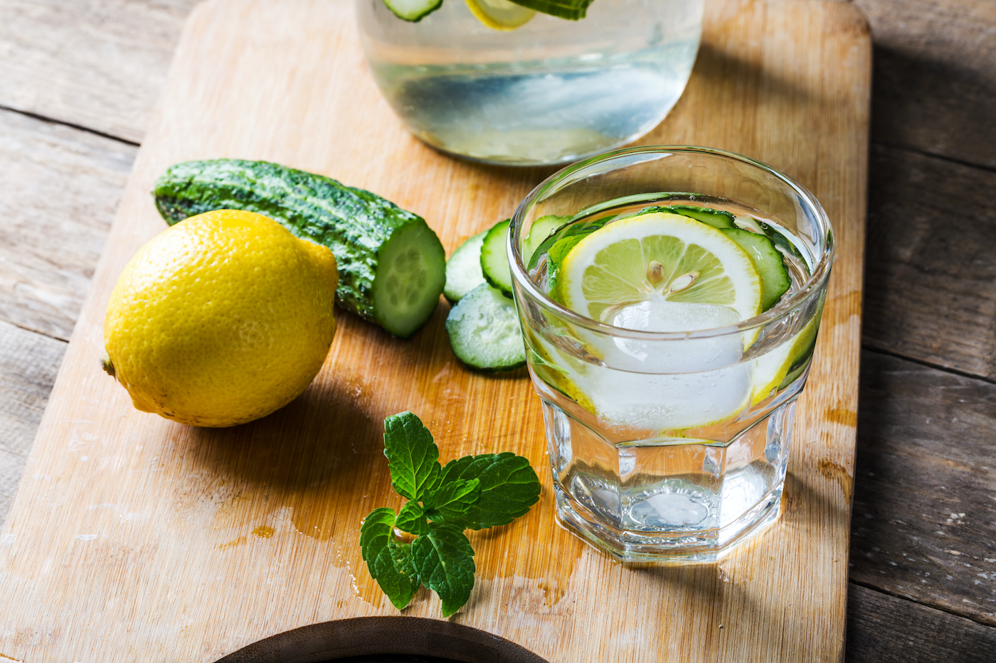 A cucumber and lemon infused glass of water for the Splash Tears eye drops blog